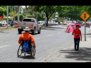 Personas con discapacidad con algunos obstáculos para movilizarse en las calles