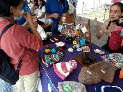 Personas con discapacidad en stand