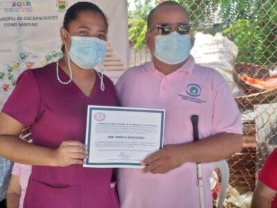 Persona recibe su diploma