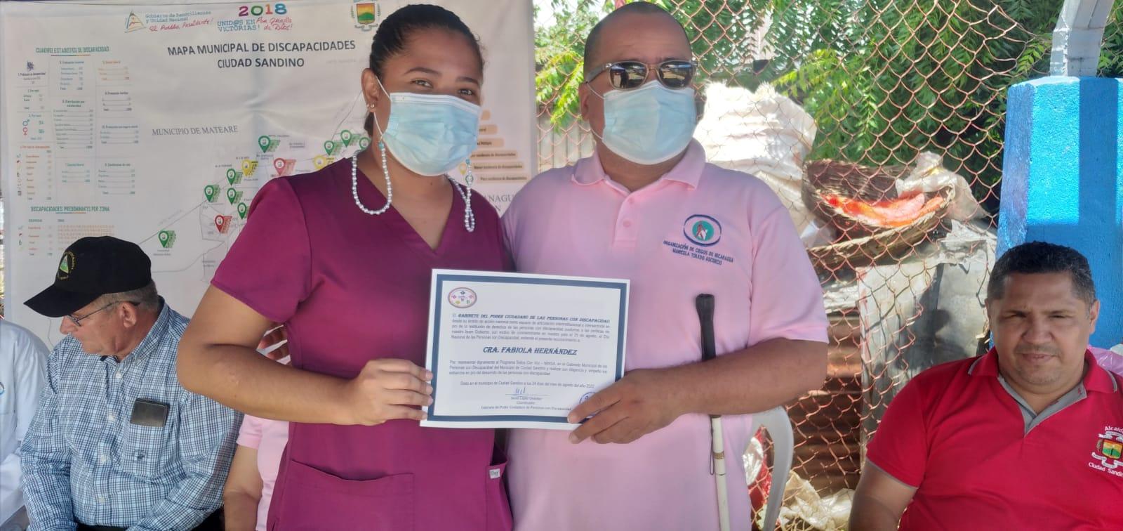 Persona recibe su diploma